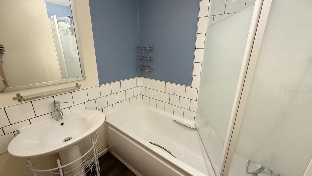 Lot: 170 - VACANT FLAT FOR INVESTMENT OR OCCUPATION - Interior image of bathroom